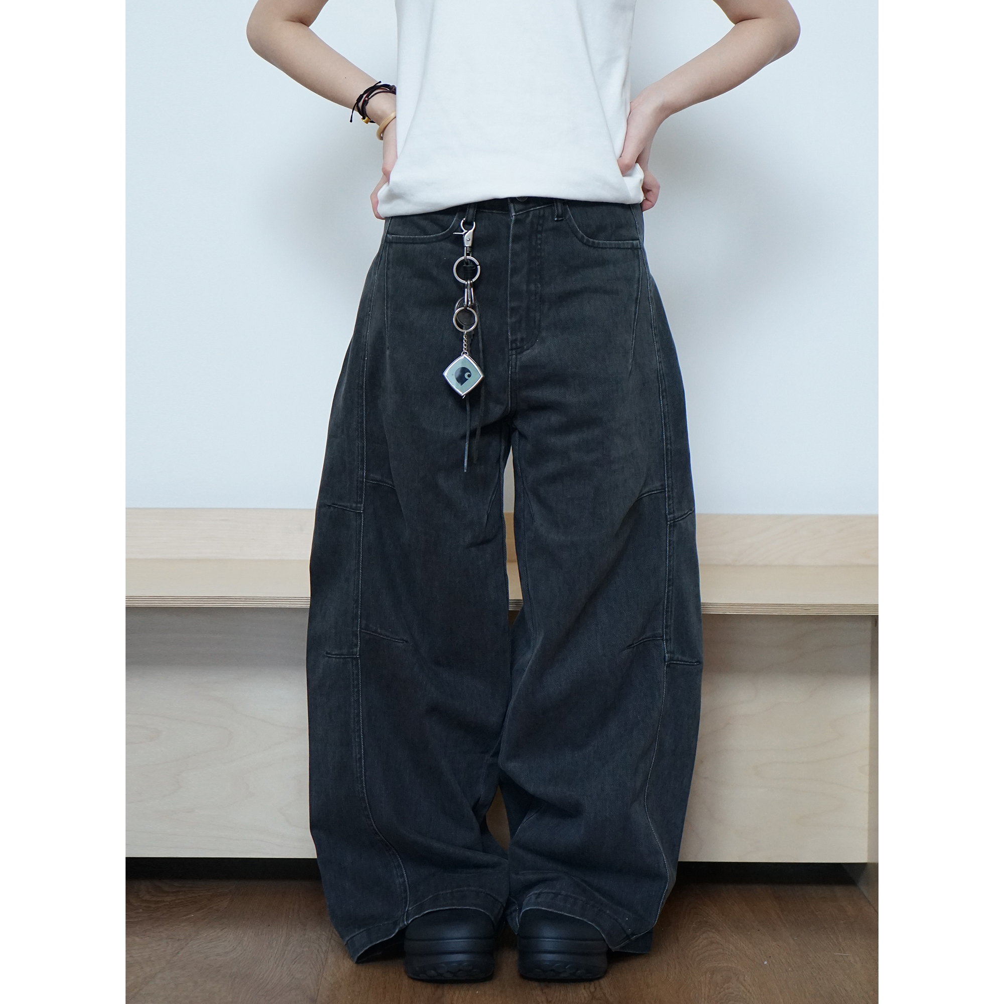 thumbnail for A bowl of grocery store "slightly curved" retro washed and distressed high-end scimitar pants men's and women's trendy brand loose curved jeans