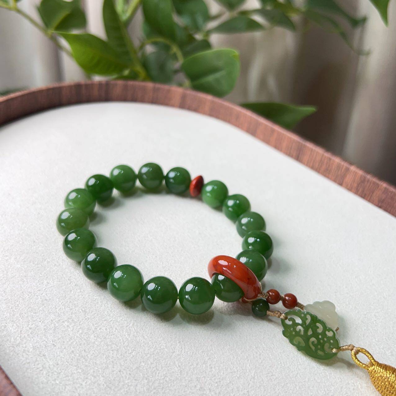 和田玉俄罗斯碧玉辣阳绿12mm手串，无黑无杂