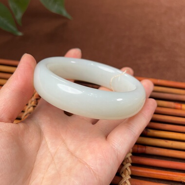 和田玉暖白老料正装油膏手镯，58.3×17.3×10、91g