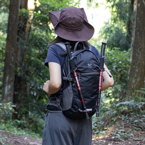 户外徒步登山包轻便防水双肩背包
