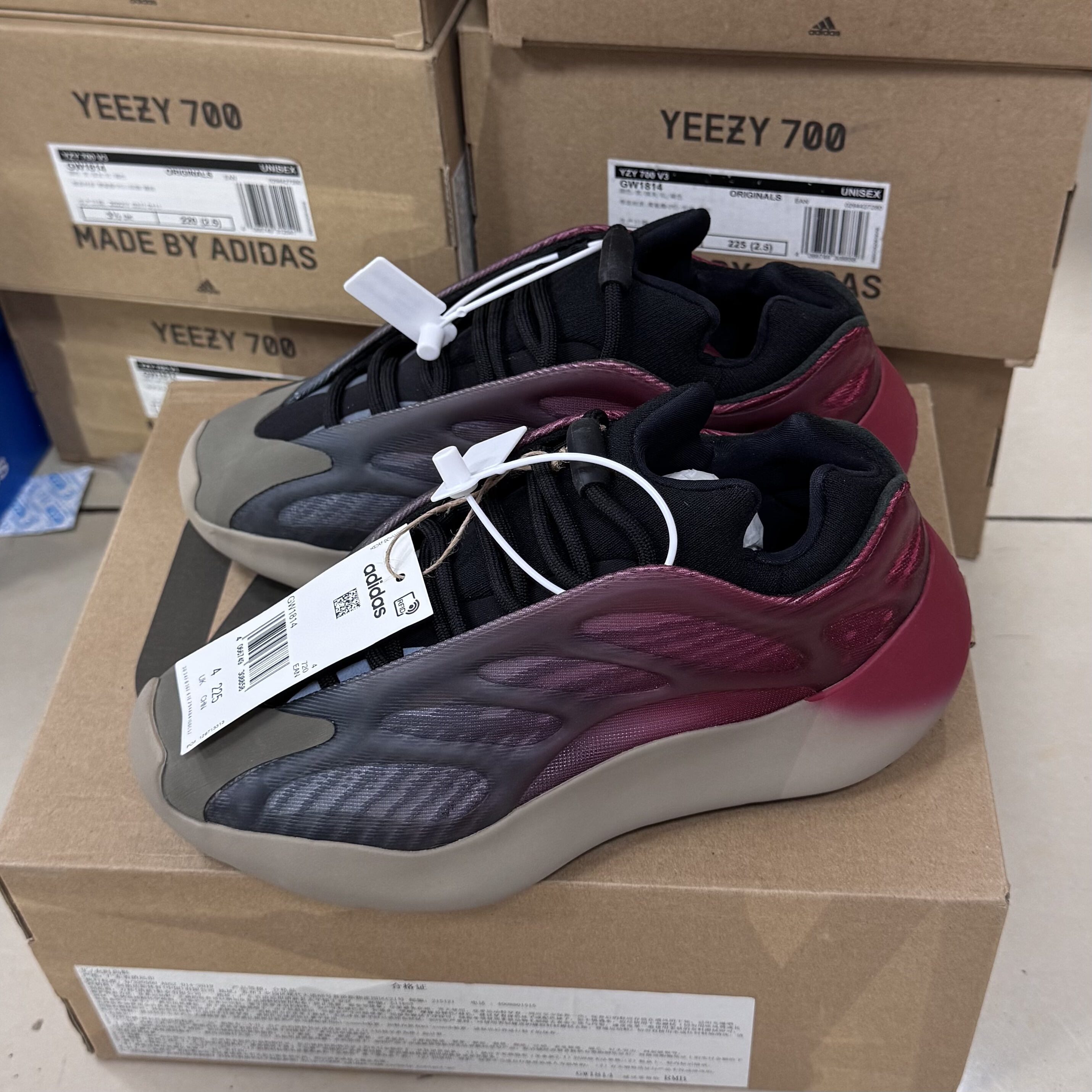 adidas Yeezy Boost Runner 700 V3 潮流椰子 运动休闲鞋GW1814