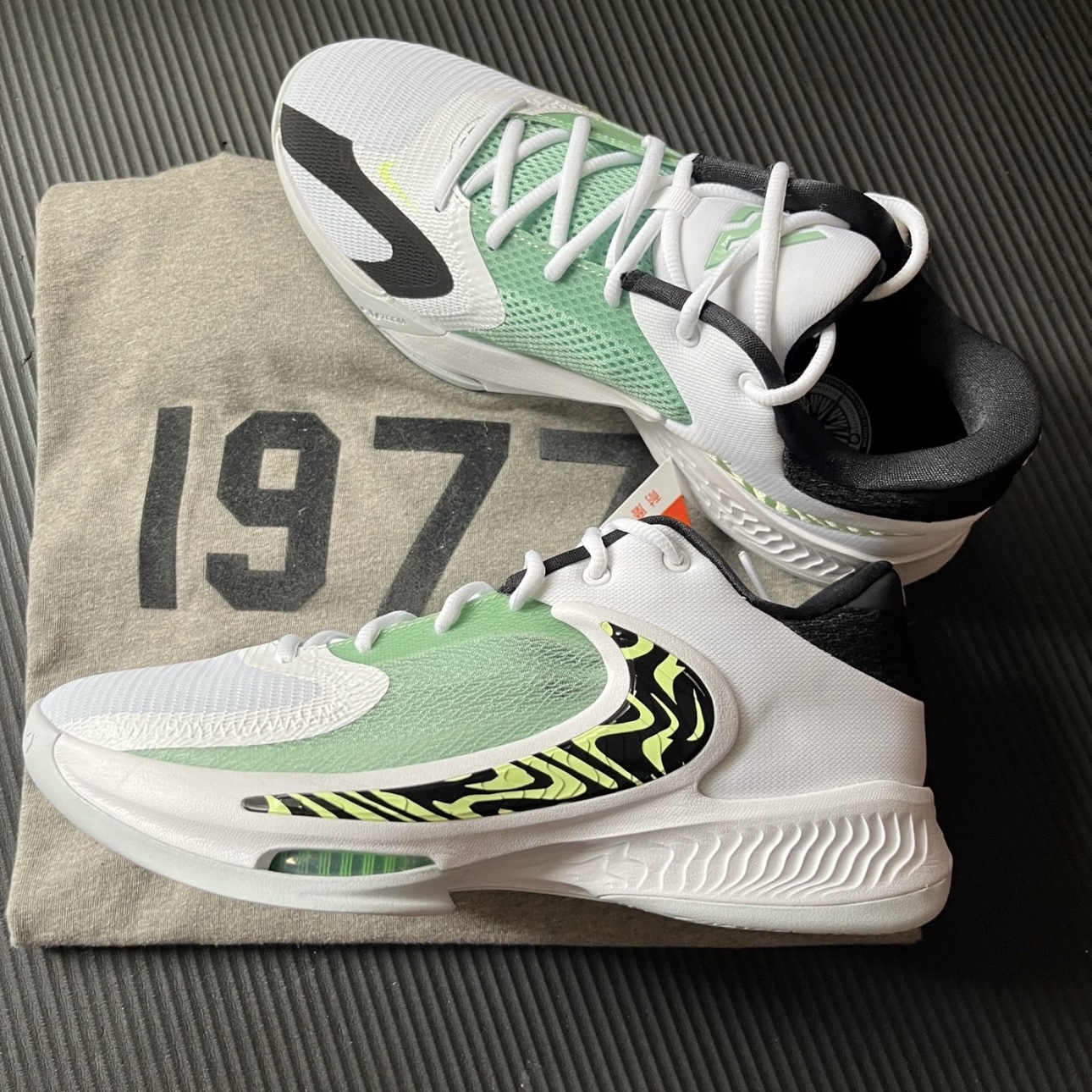 Nike Zoom Freak 4 字母哥4代 透气 防滑 实战 篮球鞋DJ6148-100