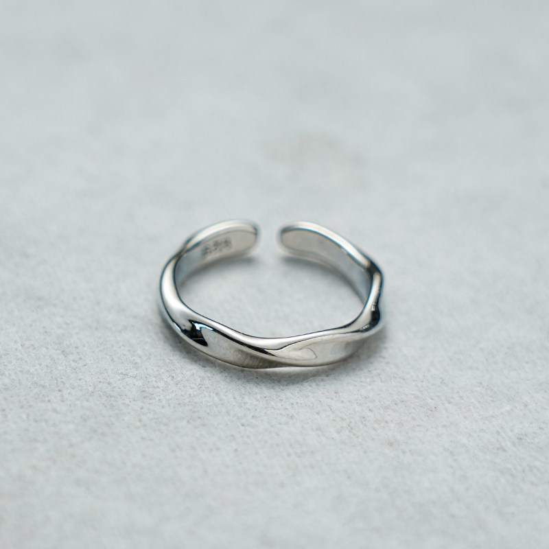 thumbnail for Simple Möbius ring for men, 2026 new trendy high-end index finger couple rings with a niche design