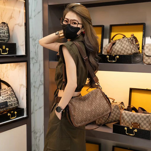 醉牛2025超火斜挎包包抖音爆款