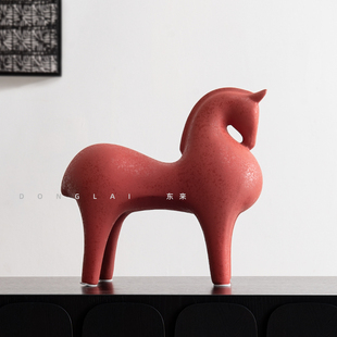 东来家居红色陶瓷马摆件高级感办公室装饰摆设样板间书柜软装饰品