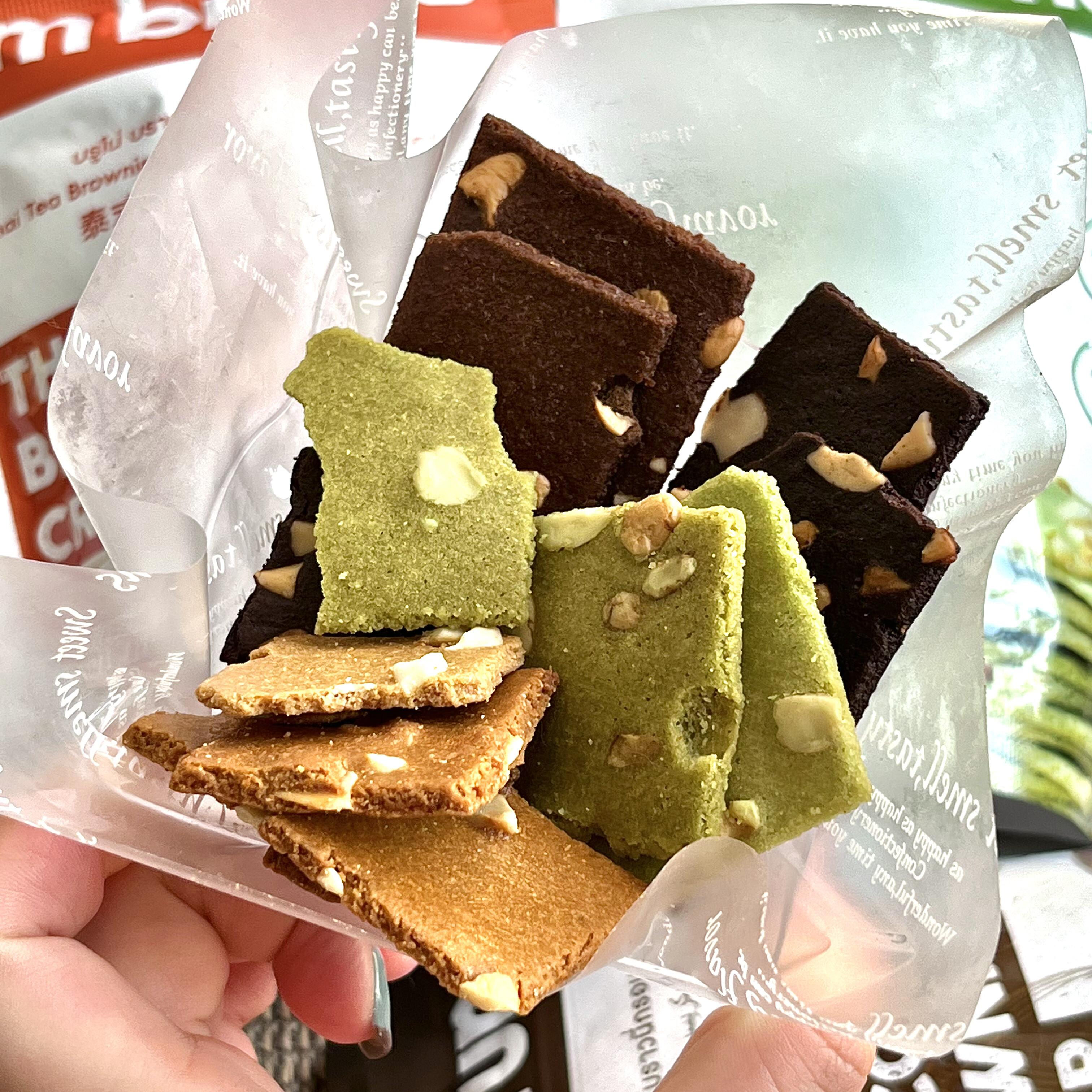 巧克力布朗尼脆片泰国进口零食脆片摩卡奶茶脆皮饼干椰子片零食饼