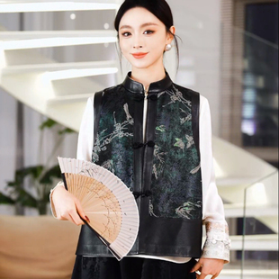 海宁新款新中式真皮绵羊皮马甲女2026春季新款中老年妈妈印花盘扣