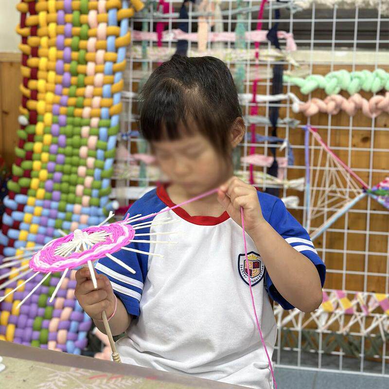 幼儿园编织美工区环创油纸伞团扇骨架棉线编织教室大厅走廊装饰品