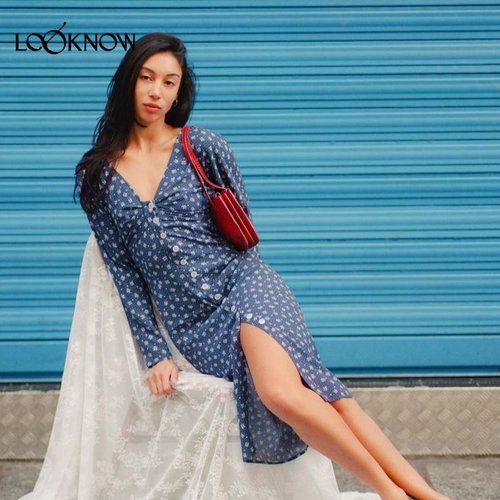 Rouje x LOOKNOW2026春季新款深蓝色碎花V领连衣裙