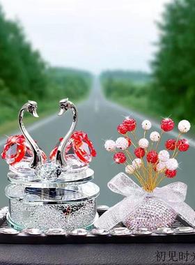 太阳能羽毛车载摆件旋转天鹅汽车摆件前台车内装饰用品大全豪华