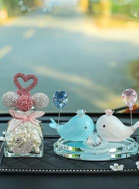 汽车摆件可爱海豚高档车上香水女神车载香薰网红车内装饰品中控台