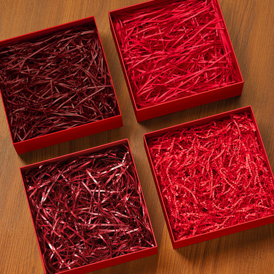 红色拉菲草填充物礼盒装饰