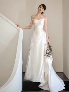 森系甜美抹胸轻婚纱缎面轻奢高级感订婚礼服绝美小拖尾显瘦迎宾纱