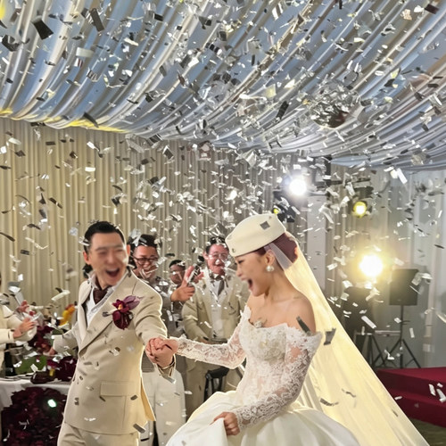 手持银色礼花筒婚礼庆典演出