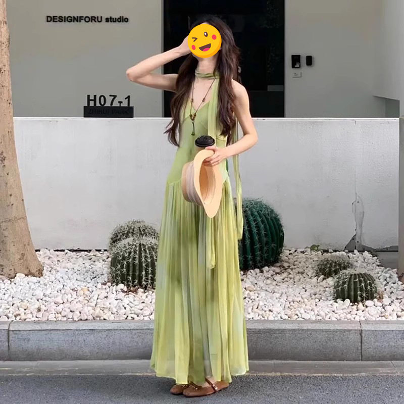 单件/法式V领吊带连衣裙女夏2026飘带压褶a字连衣裙海边度假长裙
