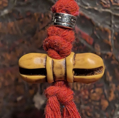 藏地修持【老黄料金刚杵侧挂佛珠法器】藏民老佛珠拆下的颂念之物