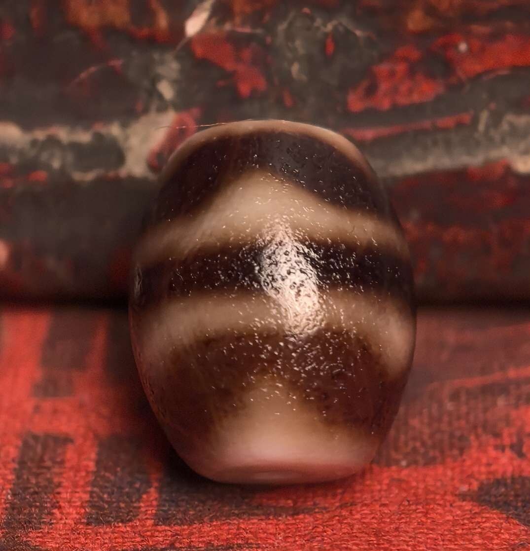 藏地修持【牙黄玉化双虎牙达洛天珠】堪比千年品相 一图一物