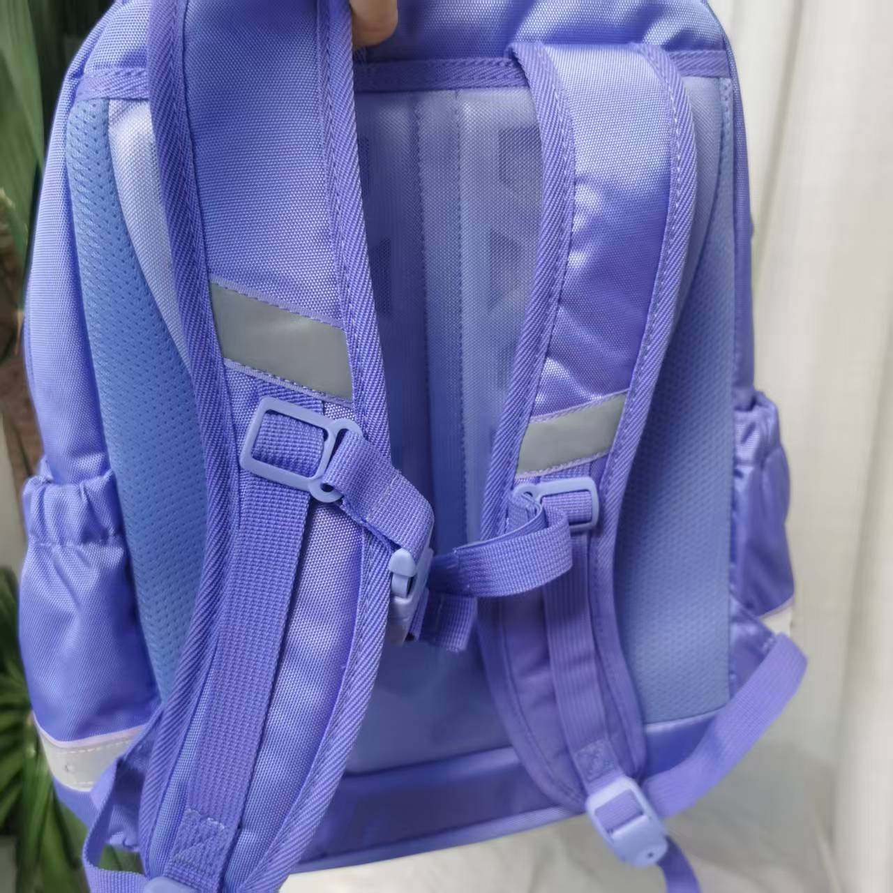 儿童书包轻便减负护脊大容量