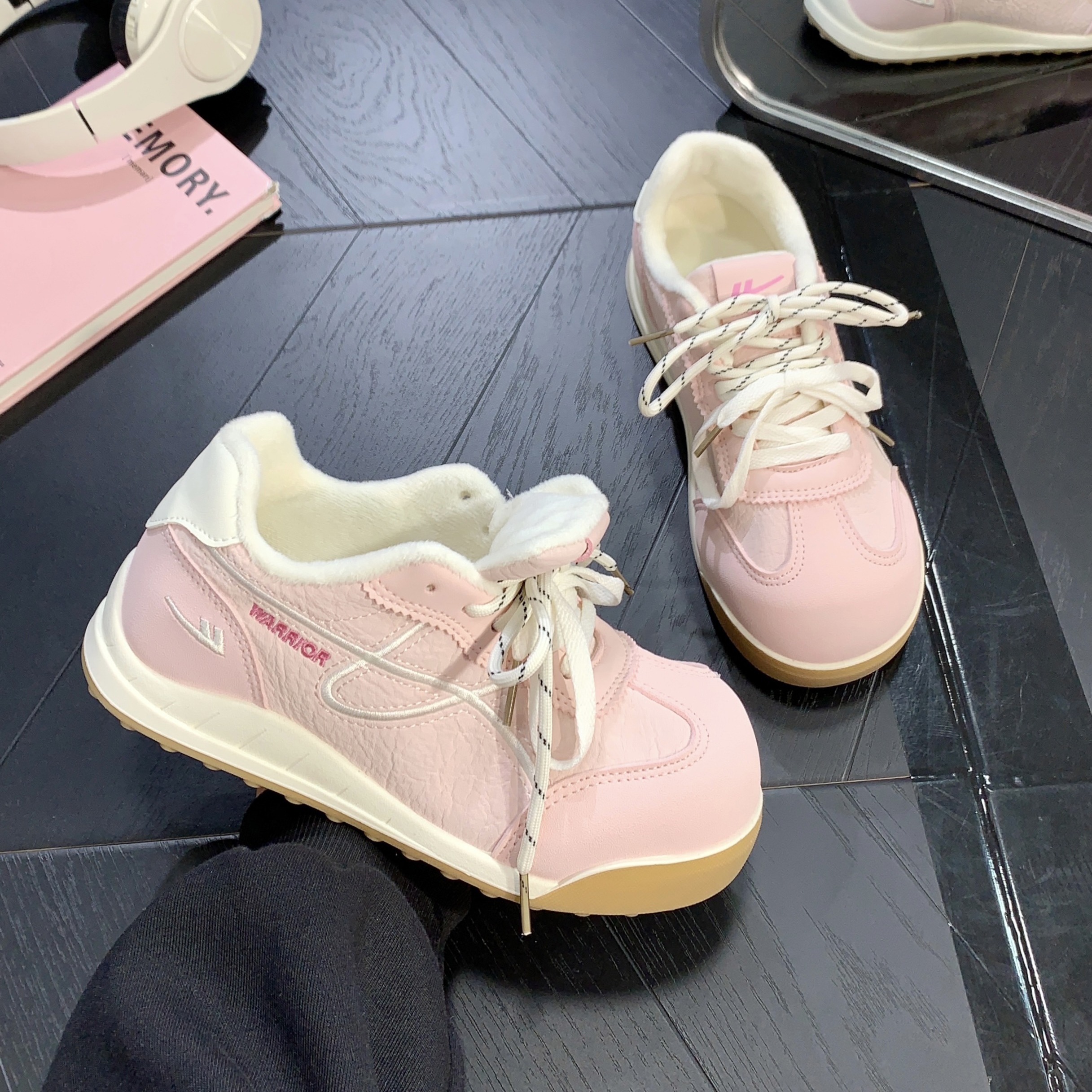 回力加绒粉色女鞋复古德训鞋女冬季新款潮流小白鞋厚底保暖二棉鞋