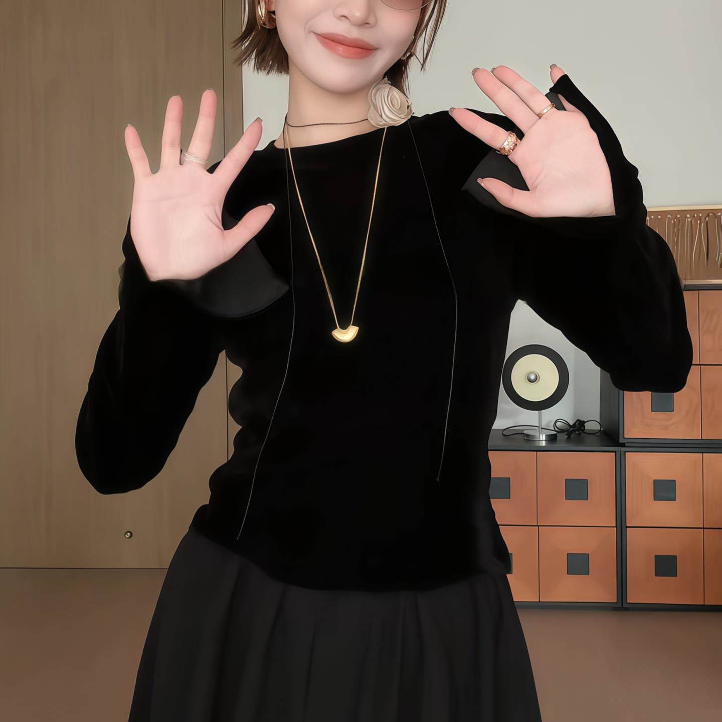 JOYIASS黑色绒面丝绒T恤女2025新款早秋开叉袖口修身显瘦圆领长袖