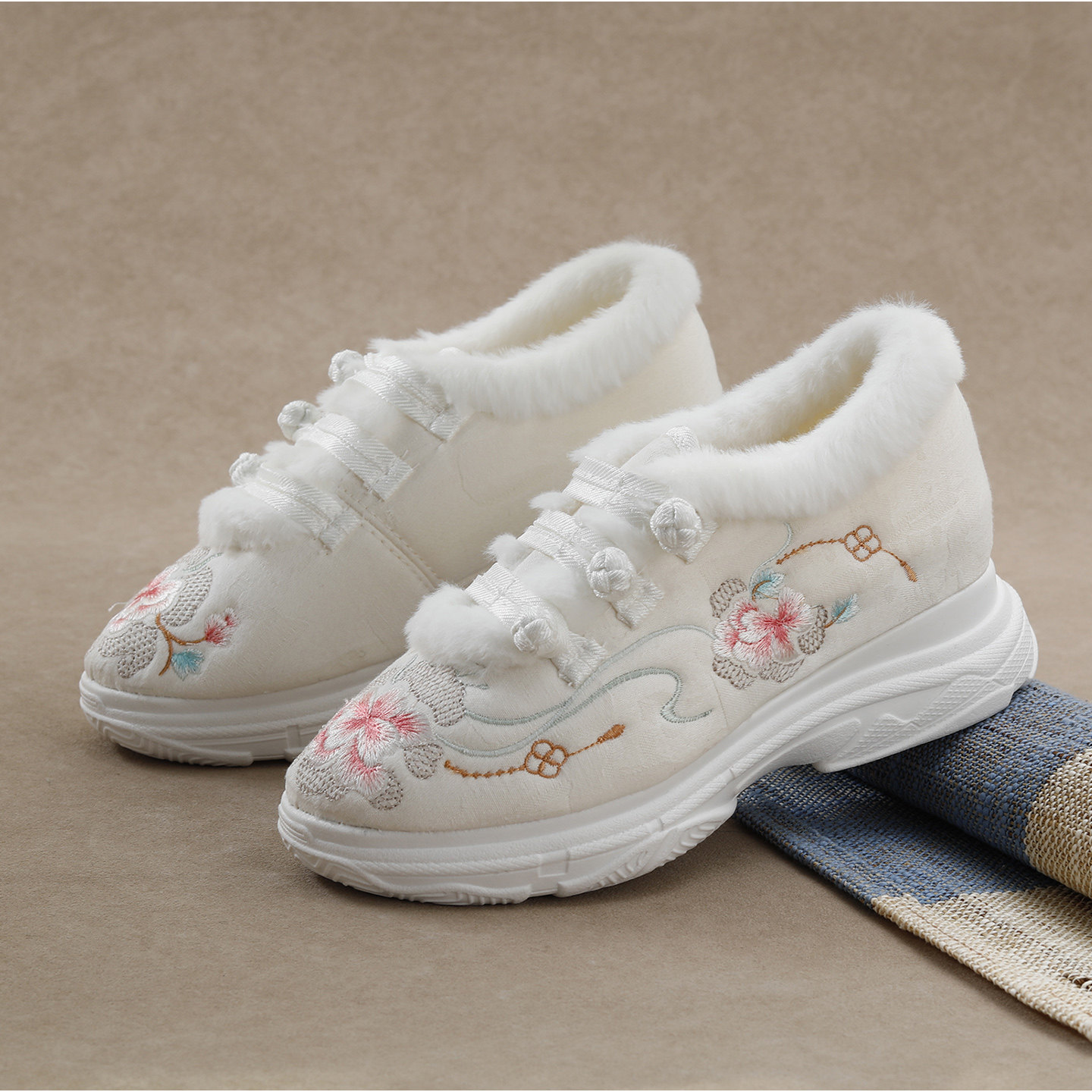 新中式毛口加绒绣花鞋女厚底保暖运动休闲国风刺绣小白鞋一脚蹬鞋,女鞋,绣花鞋,淘宝优惠券,粉丝福利购,淘宝优惠卷