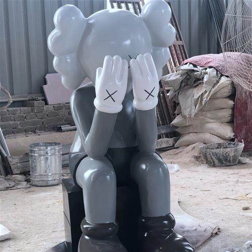 厂家玻璃钢芝麻街kaws公仔坐像站立大摆件网红潮流卡通摆件