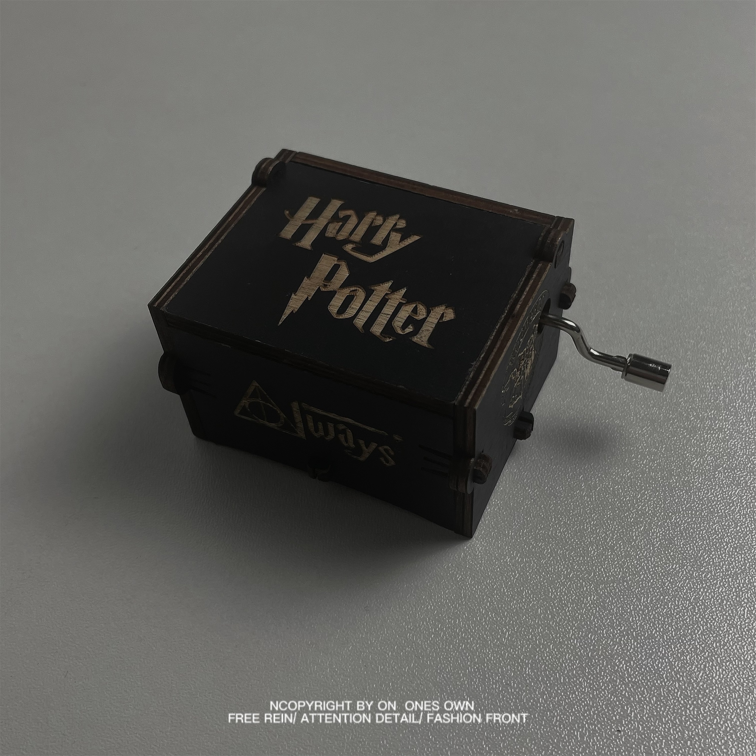 一个有趣的小玩意手摇音乐盒