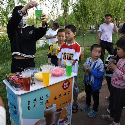 红移动冷饮机饮品机器饮水机烟B雾宣传夏季流动摆摊设备行走冰