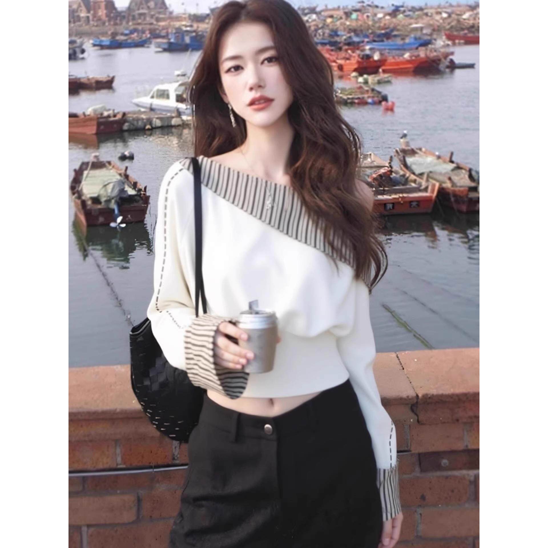 JOYIASS设计感白色斜肩条纹拼接长袖针织衫女早秋季新款小众显身
