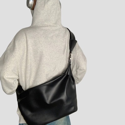 GuessWhat韩系简约软皮男包饺子包2025新款男斜挎包纯色通勤大包