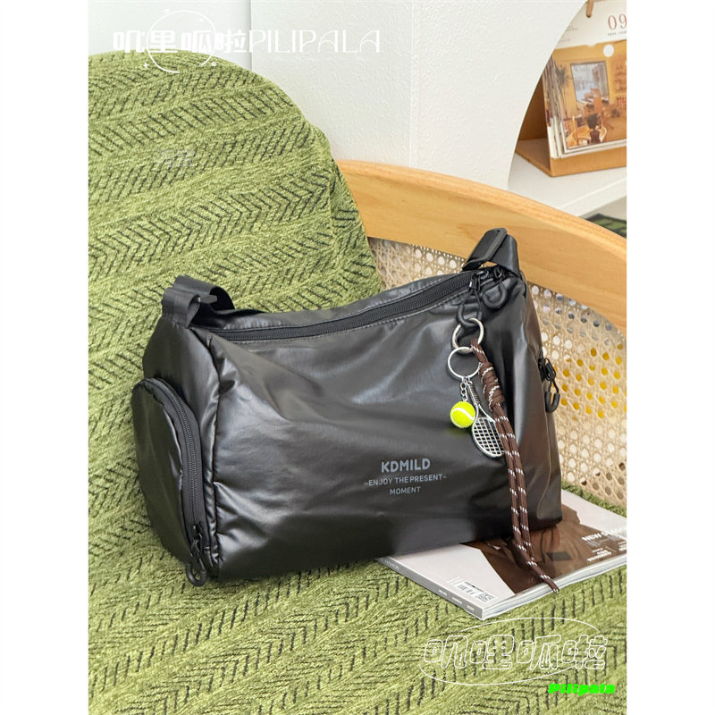 ins暗黑风斜挎包女 小众运动休闲中性健身包大容量短途旅行单肩包