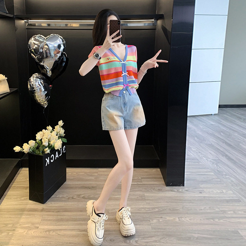 多巴胺短袖时尚减龄彩虹条纹V领设计2026新款高腰牛仔短裤一整套