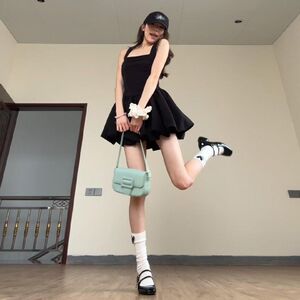 辣妹黑色吊带连衣裙女夏季气质性感收腰显瘦公主蓬蓬裙小个子