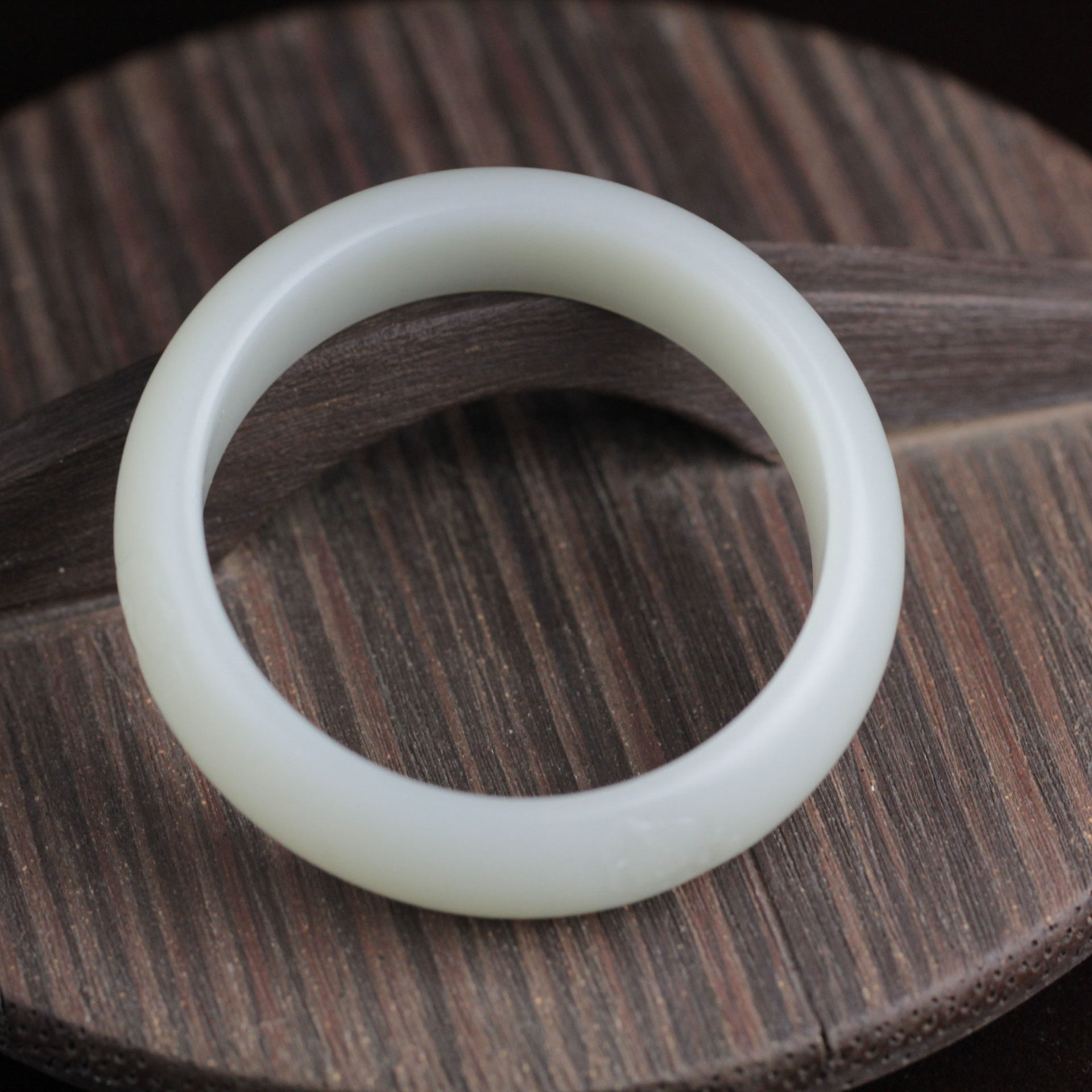 厂家批发和田玉手镯新疆和田玉糖白玉籽料手镯带证书一件代发