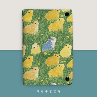 草地上的卡皮巴拉布艺活页笔记本定制手绘日记本可爱土拨鼠手帐本