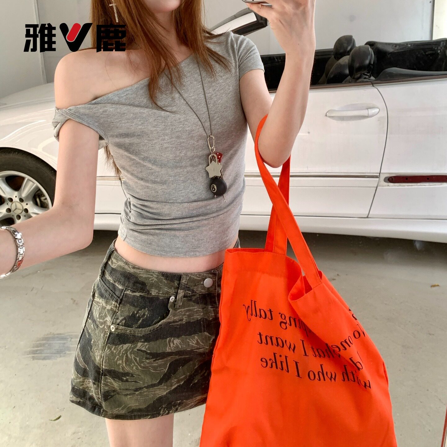 雅鹿灰色纯欲露肩短袖T恤女2026新款夏季辣妹收腰显瘦短款上衣Y