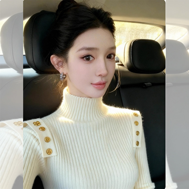 JOYIASS秋冬新款淑女风白色高领针织衫女金属扣装饰修身长袖毛衣