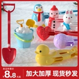 Толстые дети, играющие снежные инструменты снежного ящика, чтобы играть снежным клипам под снежным клипом под снежным, снежным снеговиком, снеговиком, чтобы бороться с снегом снежного битвы