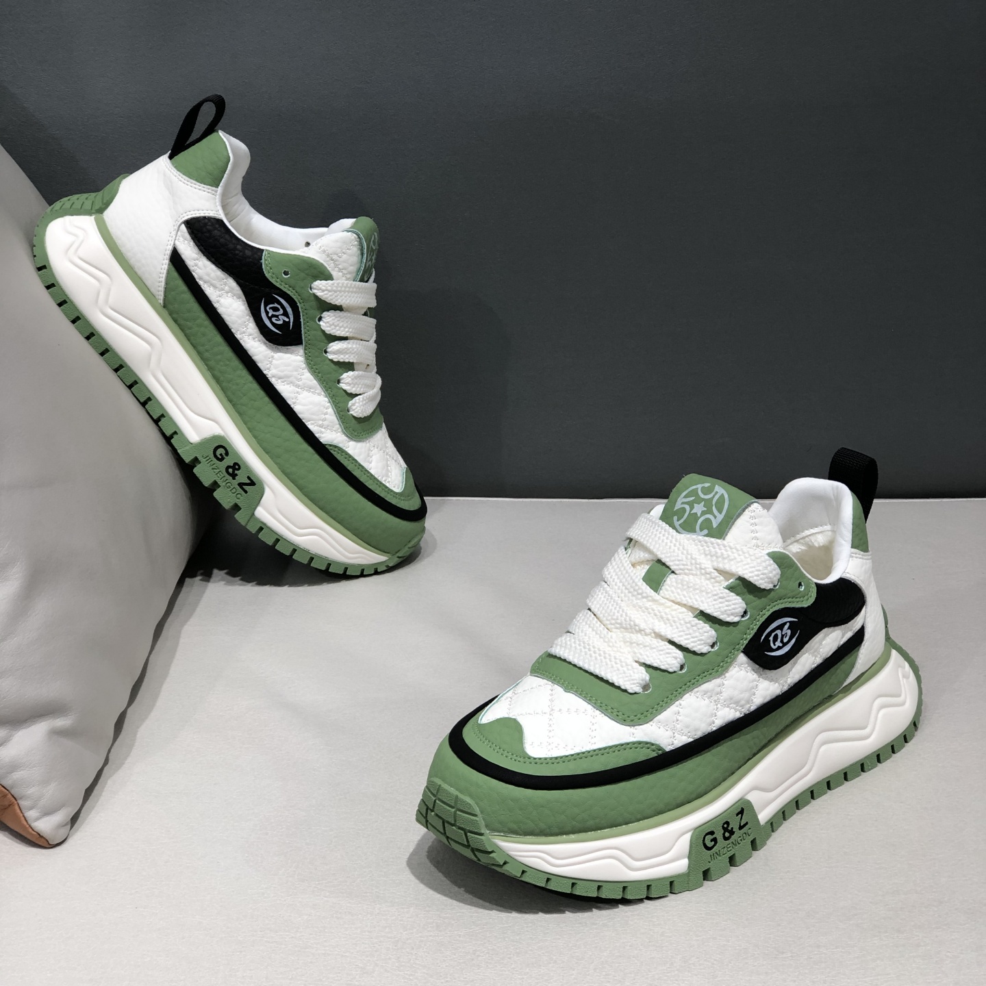 2025年冬季新款简约轻奢休闲男鞋