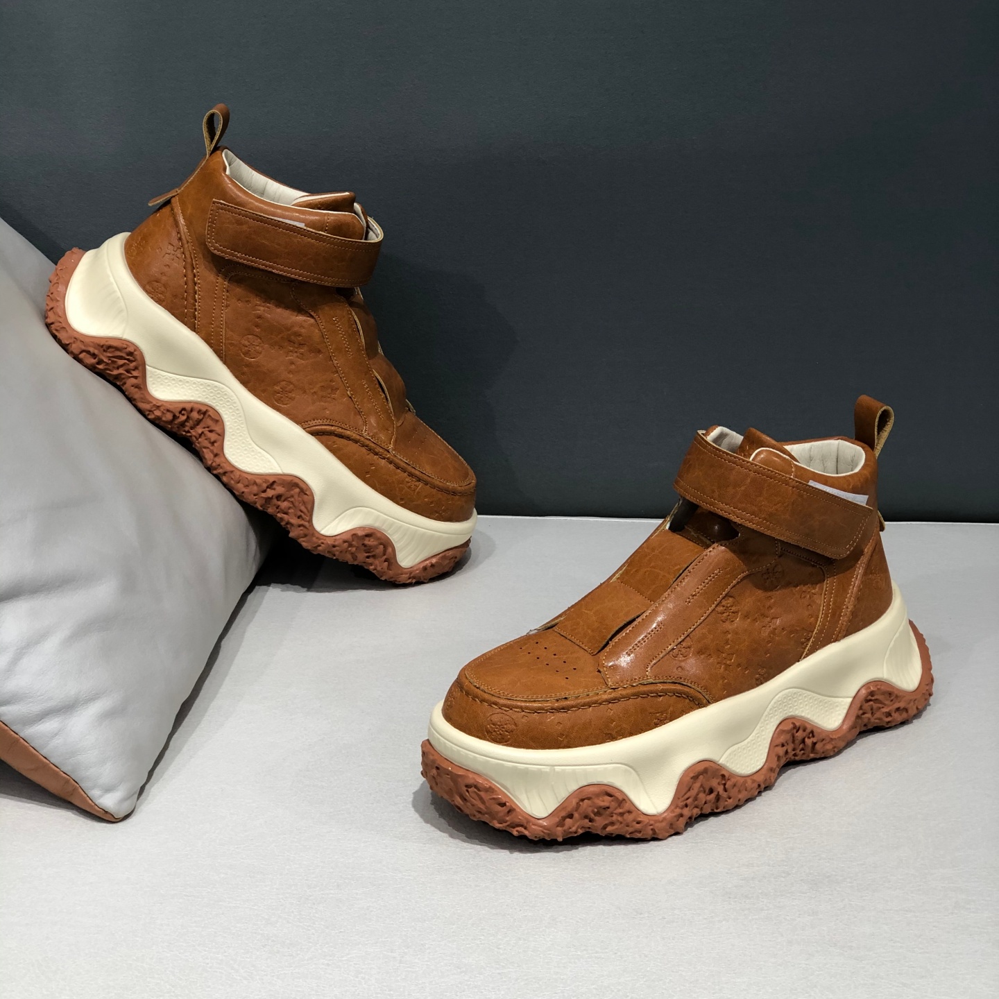 2025冬季新款厚底高帮休闲鞋男潮流时尚休闲运动鞋厚底舒适保暖鞋