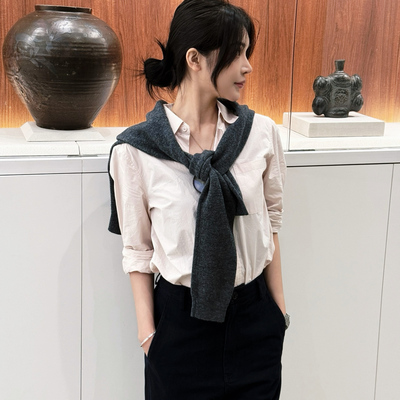 “粉雾纸感”翻领柔感小三角简约风精致衬衫 OFLAMLAM M25T8052