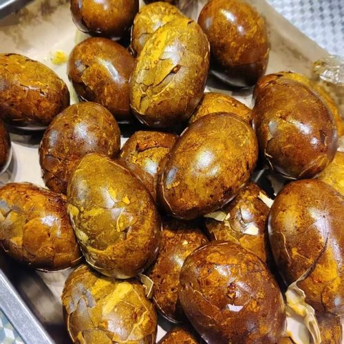 五香烤鹅蛋先卤后烤开袋即食