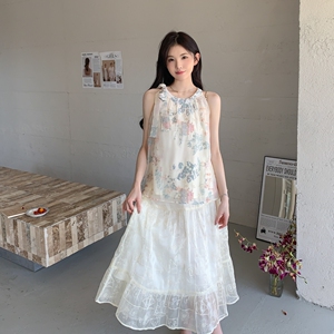 国风甜美超好看刺绣套装裙女夏季2025度假风挂脖上衣半身裙两件套图片