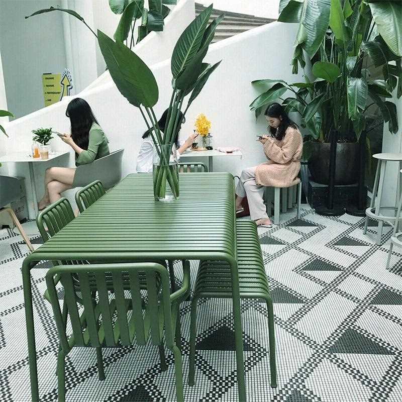 现代简约休闲庭院户外桌椅奶茶店咖啡厅铁艺彩色露天桌椅套装组合