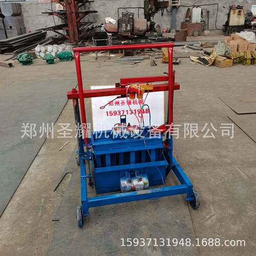 手板两块小型水泥制砖机小型移动式空心制砖机移动式免烧水泥砖机
