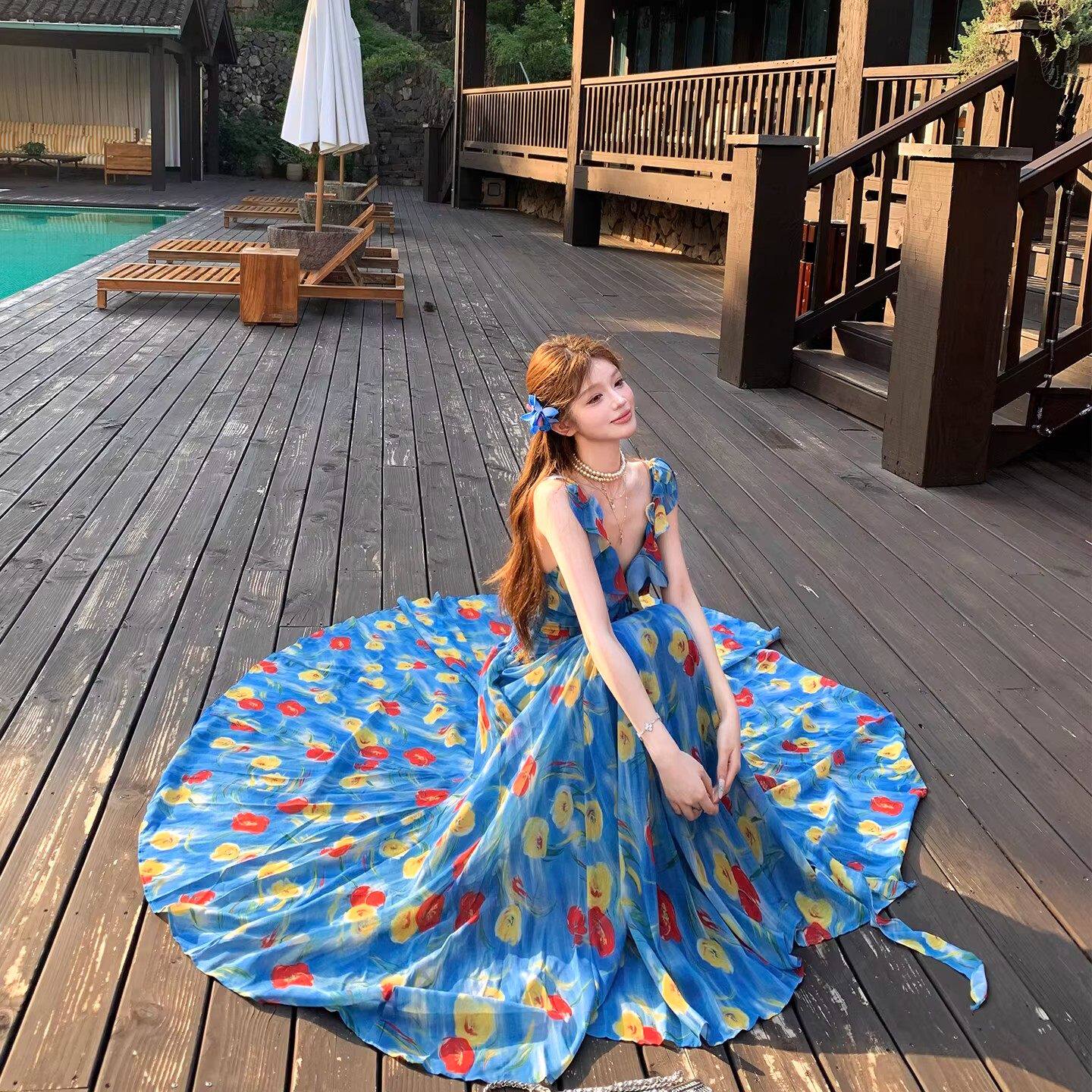 海边度假绝美多巴胺蓝色V领碎花吊带连衣裙女设计感收腰沙滩长裙
