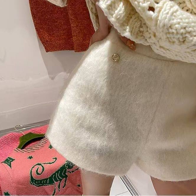 白色小香风毛绒直筒休闲短裤女2025秋冬新款高腰显瘦辣妹阔腿裤