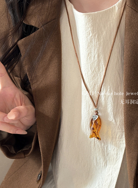 咖色小鱼吊坠毛衣项链女士复古气质高级感配饰小众简约百搭卫衣链