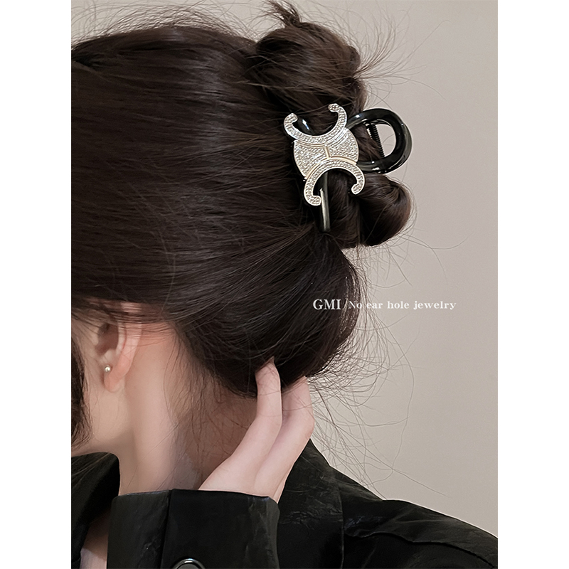 GMI黑色镶钻字母抓夹女法式复古