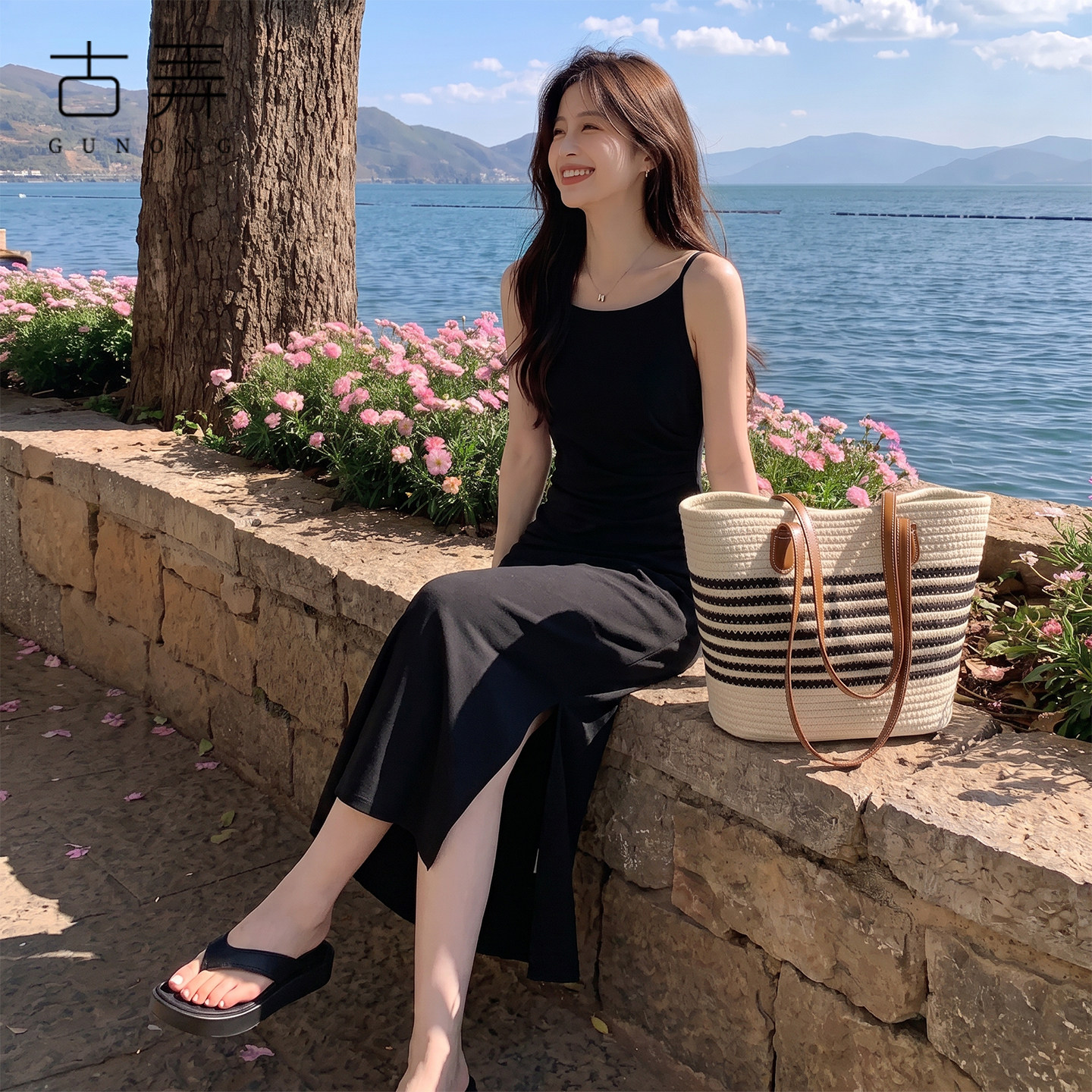 法式一字领收腰吊带连衣裙女2026夏季新款无袖裙高级感气质小黑裙